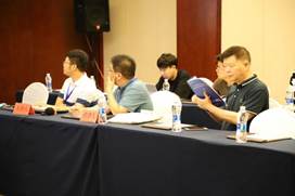 一群人坐在桌子前描述已自动生成