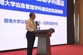 穿着西装笔挺的男子与配字描述已自动生成