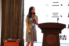 女人站在镜子前中度可信度描述已自动生成