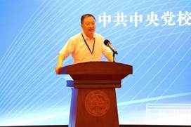 图片包含 钟表, 水, 男人, 大描述已自动生成